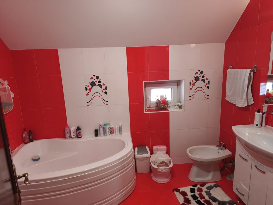 Vând casă cu teren