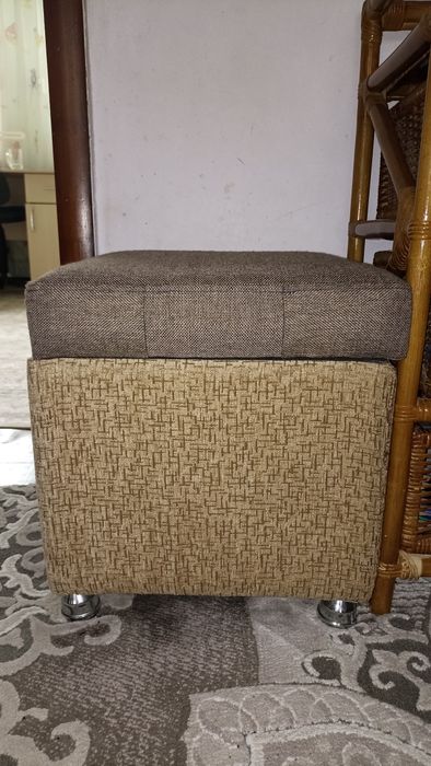 Срочно продам 2 пуфика.