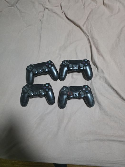 PlayStation4 с джойстици.