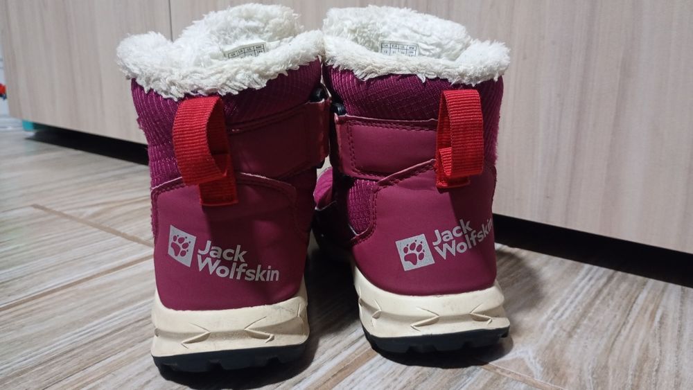 Продавам детски обувки Salomon и Jack Wolfskin