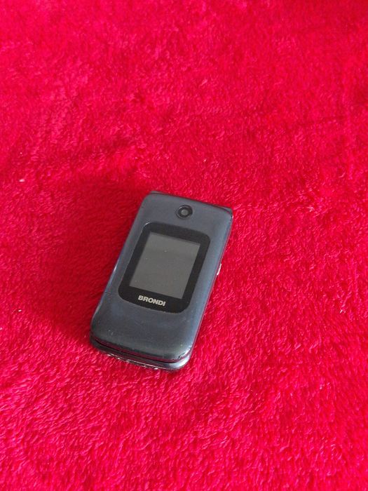 Telefon cu clapeta cu display dublu