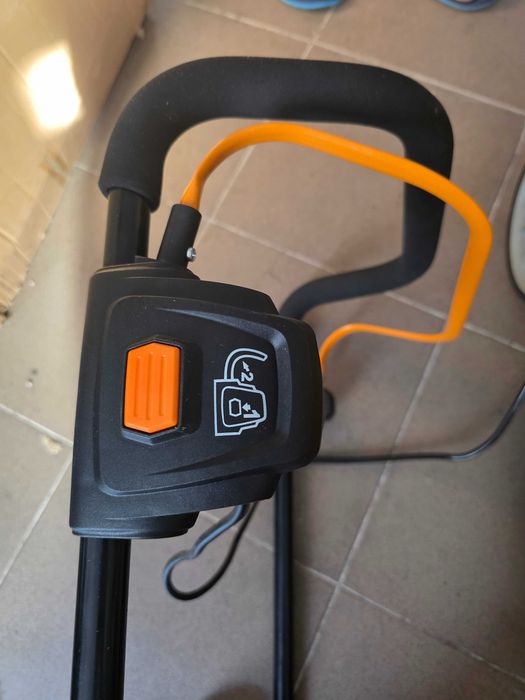 Masina de tuns iarba și tractoare LawnMaster Zenitech M2EB1637M 1600W 37cm, 6 înălțimi reglabile 20-70mm