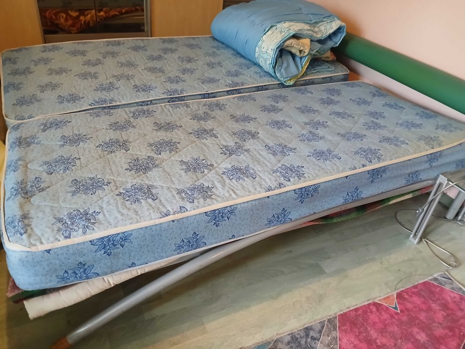 Спалня с 2 матрака, употребявани и стъклени нощни масички