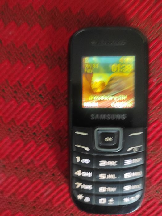 Telefon cu taste, mic, robust și practic.
Telefonul este în pe