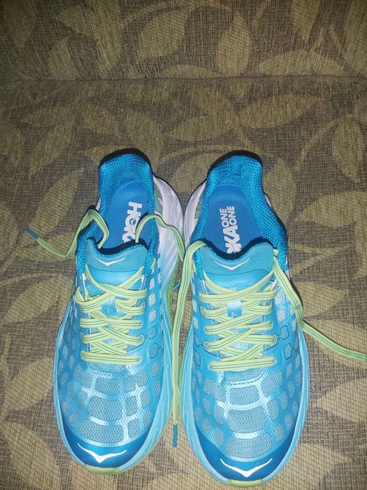 Маратонки HOKA, Nеw Balance и Diadora