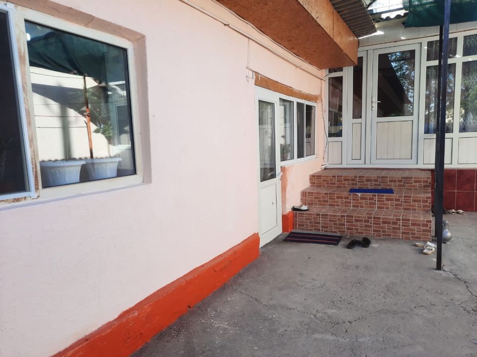 Дом с двором,рядом времянка