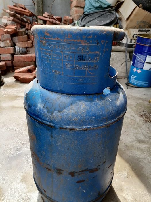 Продавам 2 броя бутилки за пропанбутан цена