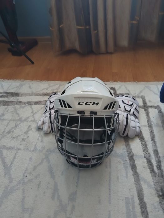 Хоккейный шлем с перчатками