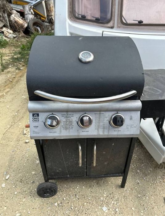 Инструмент за печене барбекю на газ  ползвано веднъж 3 горелки перфектно състояние