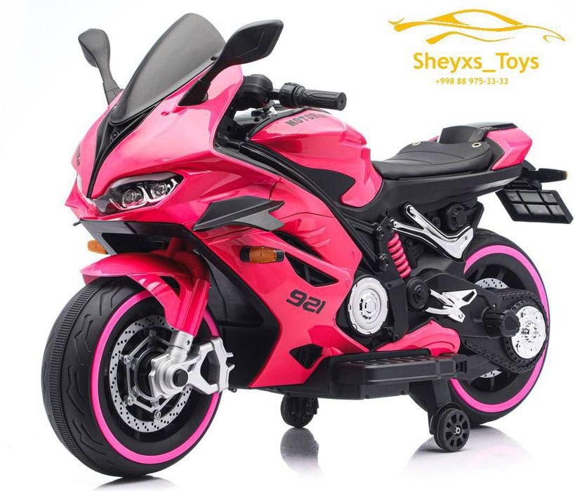 Ёруғлик чиқарадиган ғилдраклар билан, фаралари ва орқа чироқлари ёруғл