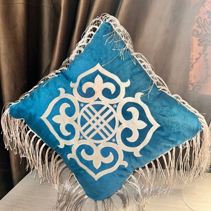 Қолөнер бұйымдары сатылады