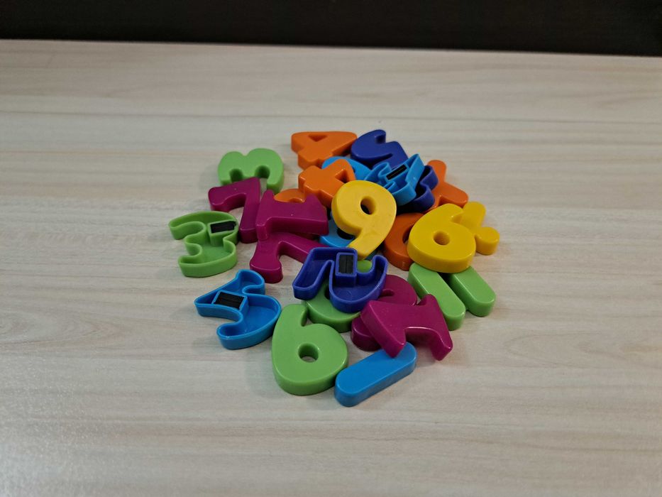 Магнитни букви и цифри