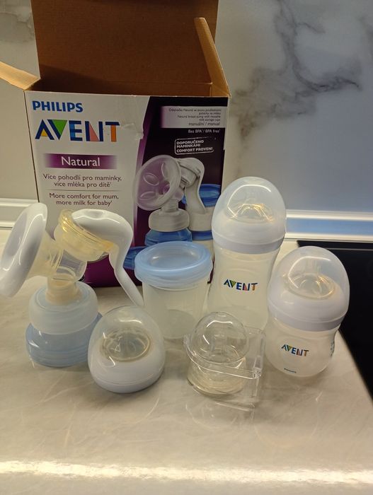 Ръчна помпа на Филипс Авент с контейнер и 2 бр нови шишета на Филипс