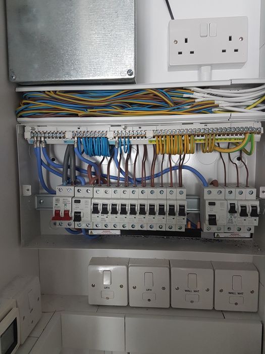 Electrician instalatii electrice