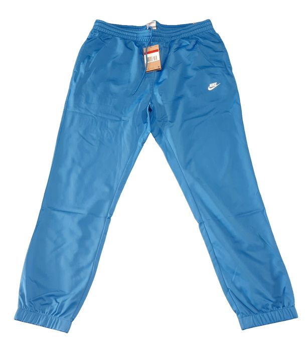 Мъжки Екип Nike

Чисто ново с етикети.

Размер L

Цена 119 лв.