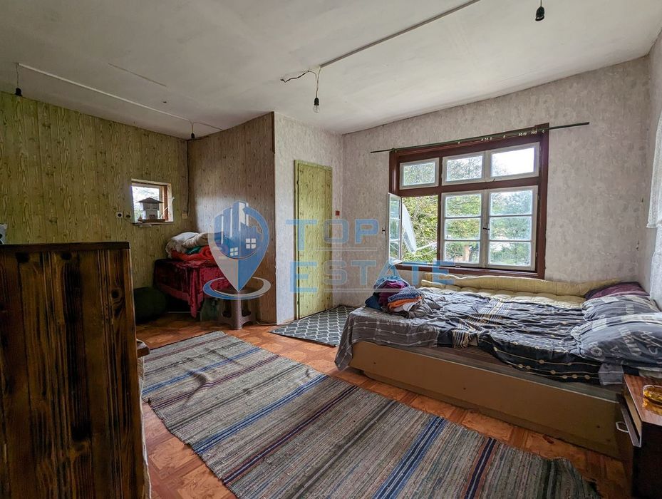 Къща с гараж в село Сенник