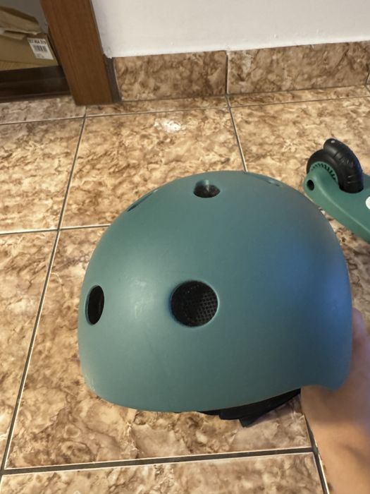 Casca de protectie cu LED si sistem de reglare magnetic