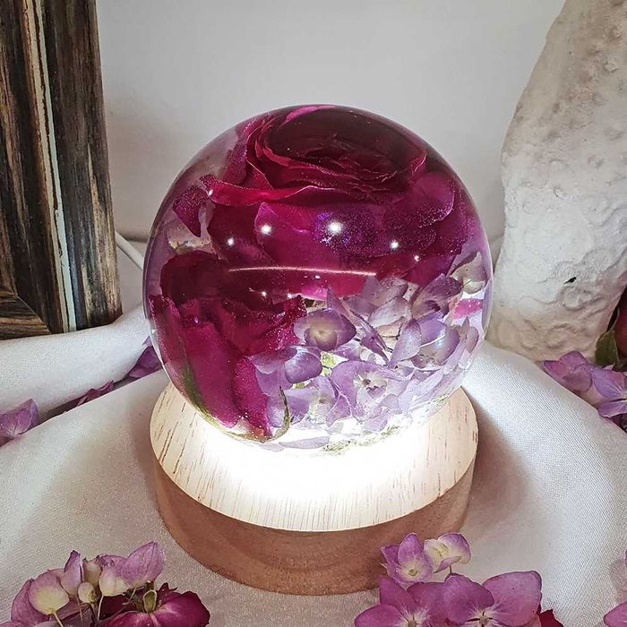 Магията на светлината: LED лампа със сушени рози и хортензии