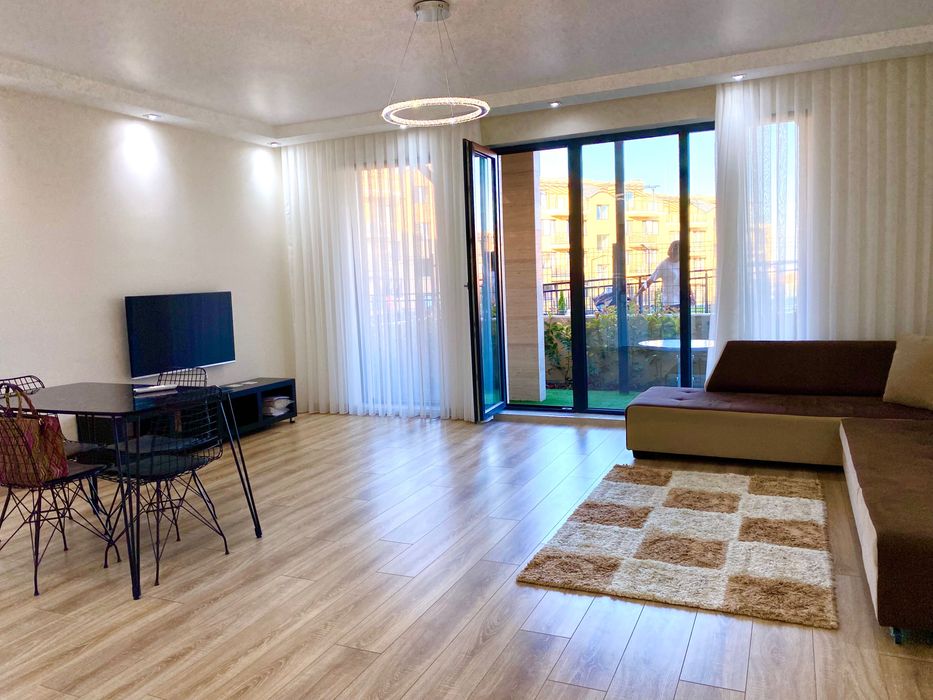 Дава се под наем Тристаен апартамент в к.к. Св.Св. Константин и Елена - 100 кв.м за 900 € - Снимка #1