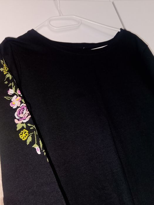 Стилна рокля с флорални мотиви