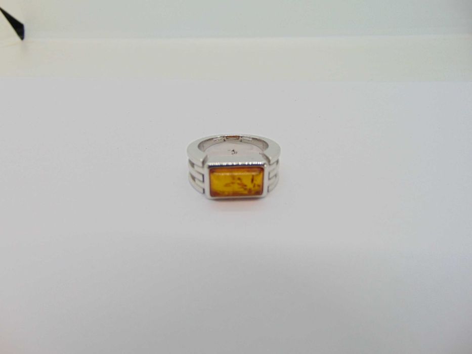 Inel din argint si chihlimbar