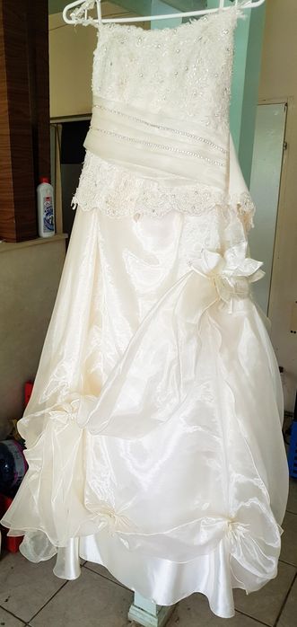 Булчинска рокля с болеро към нея,също има воал и чантичка