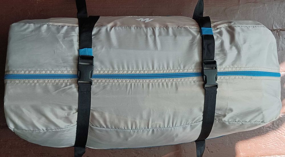 Палатка за къмпинг с подарък нов подвижен душ, малка лампа и челник.