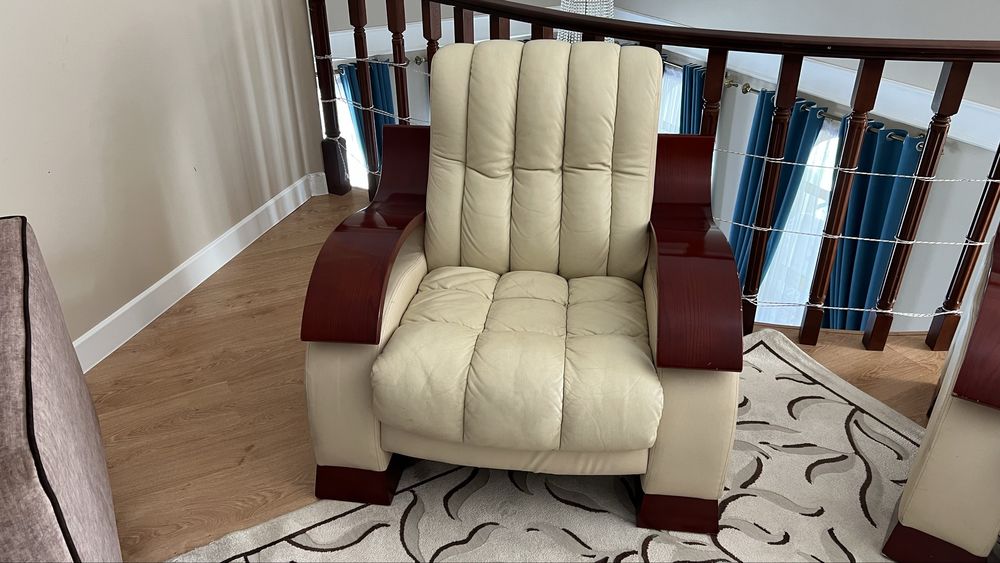 Диван и кресло кожаные