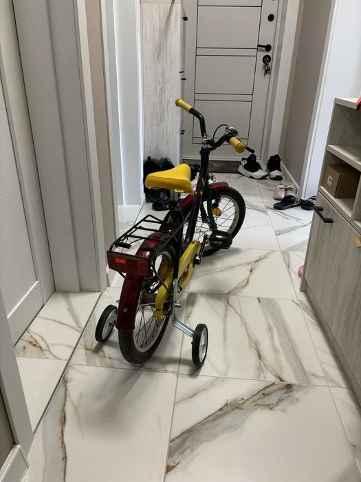 Детски велосипед с помощни колела