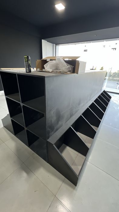 Santexnika do’konlari uchun savdo javoni sotiladi.