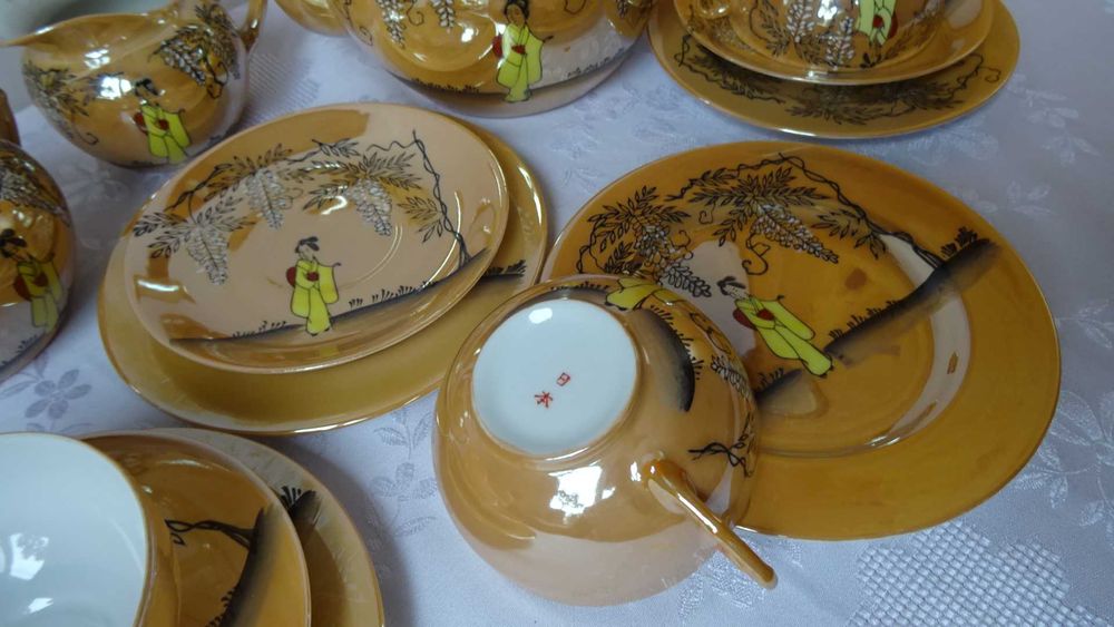 Японски порцеланови тройни сетове, чайник, захарница и каничка..