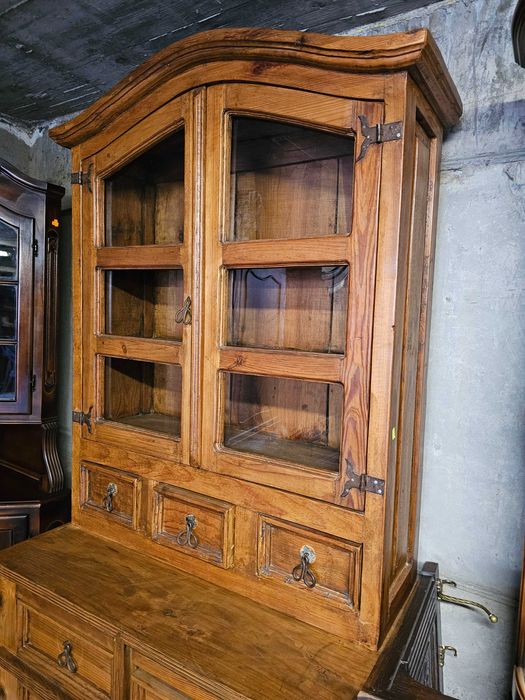 Трапезен шкаф от масив (уникална изработка)