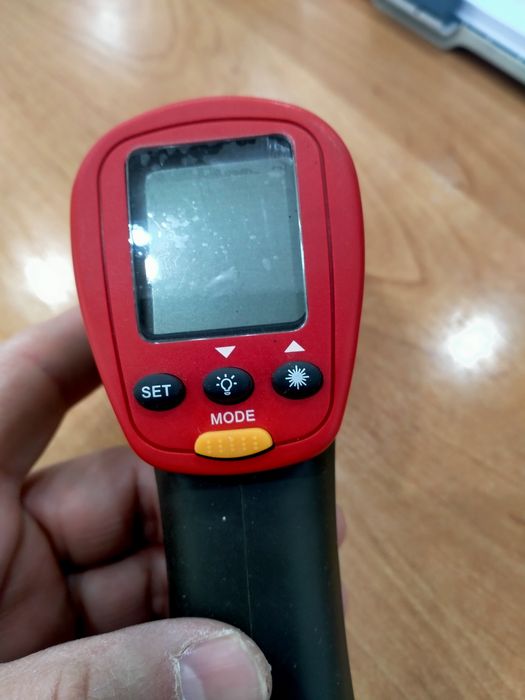 Пирометр для определения температуры.