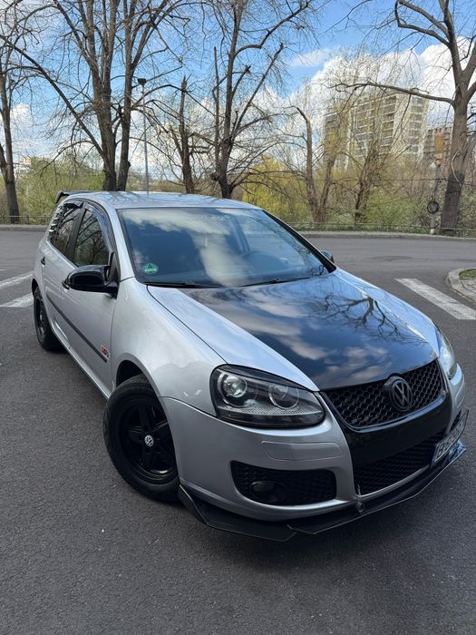 Vând Golf 5 R32.