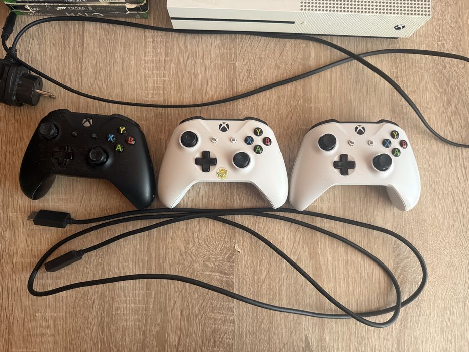 Vând Xbox One S 500GB,functioneaza foarte bine+7 jocuri și 3 controllere