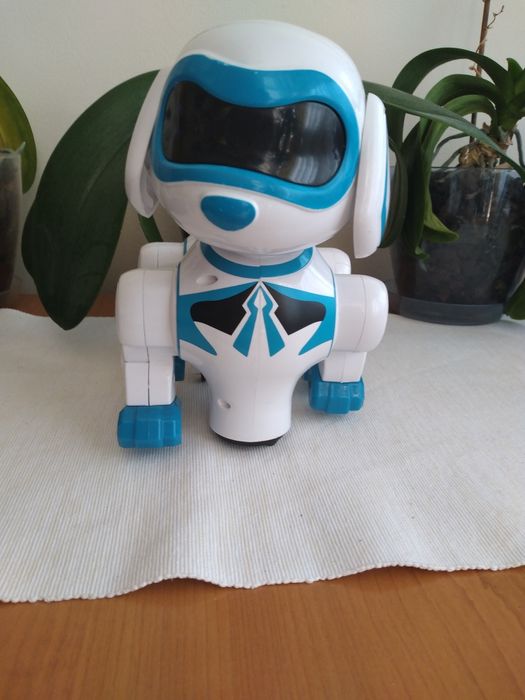 Кученце-движи се,лае,свети