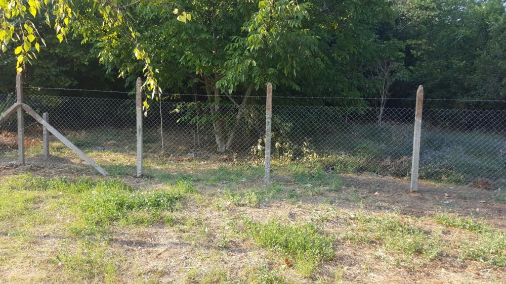 Ограда с циментови колове и поцинкована мрежа