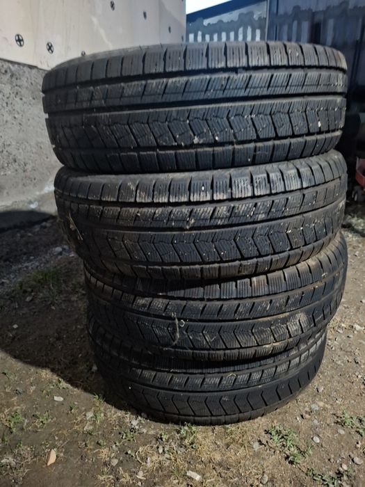 Продам зимние шины на 235,60,17