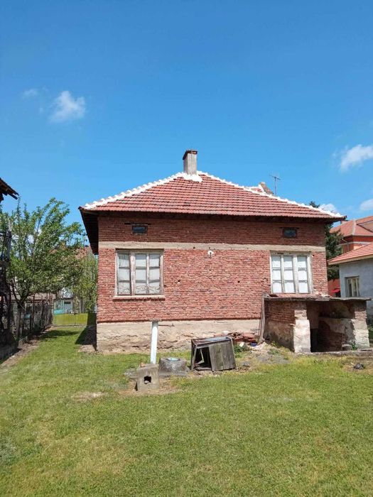Продава къща на село
