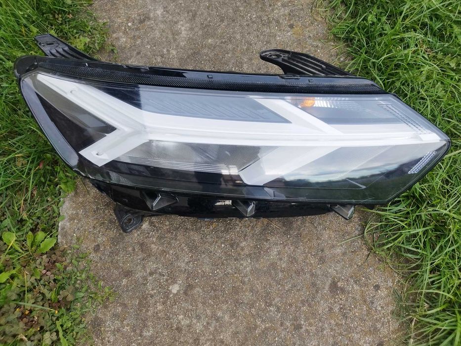 Logan 3 far față dreapta