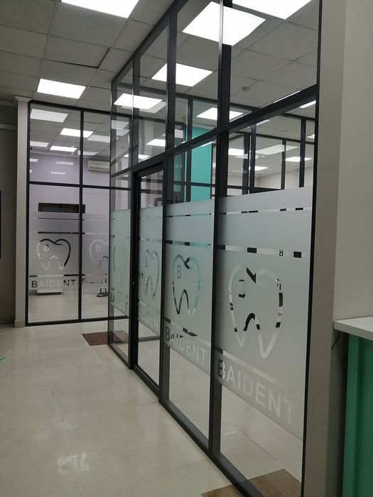 Стеклянные офисные алюминиевые перегородки