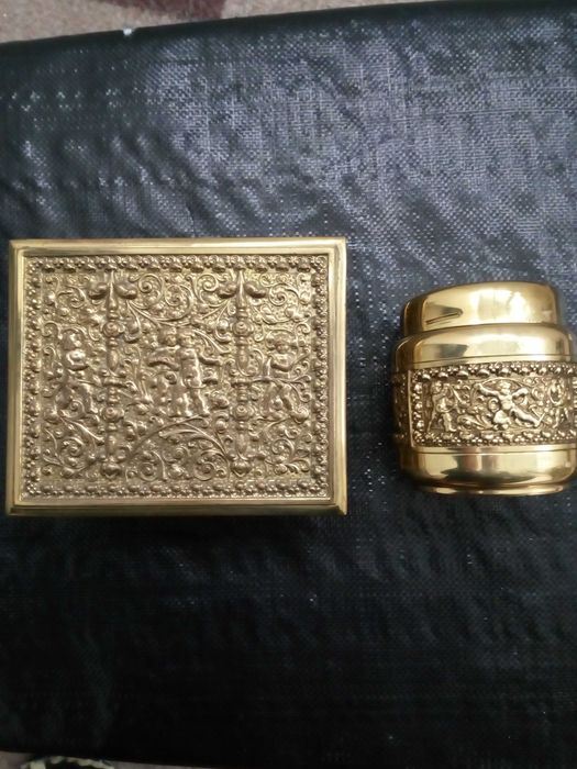 Продавам котия за бижута и друга кам нея Бронзови с Ангели по тях