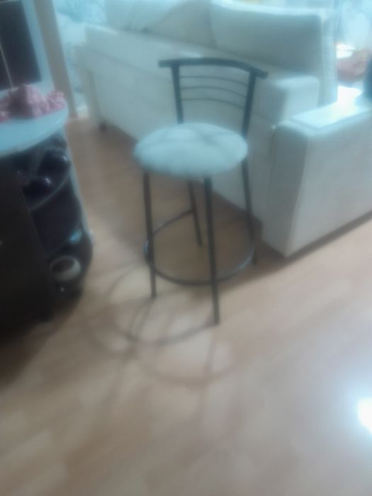 Барная стойка и 2 стула к ней