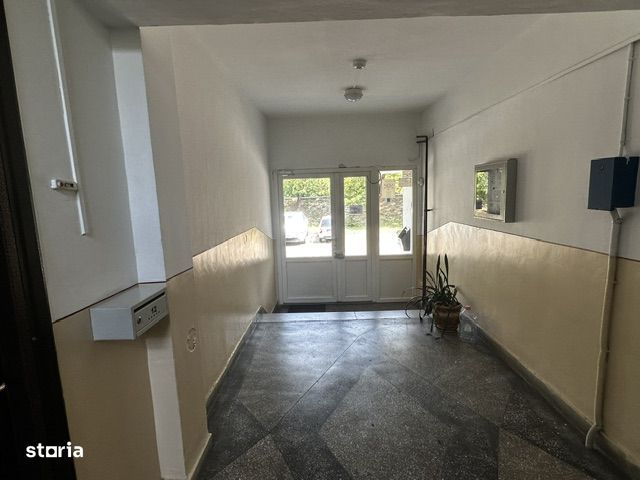 Apartament decomandat cu 3 camere-Splaiul Crișanei
