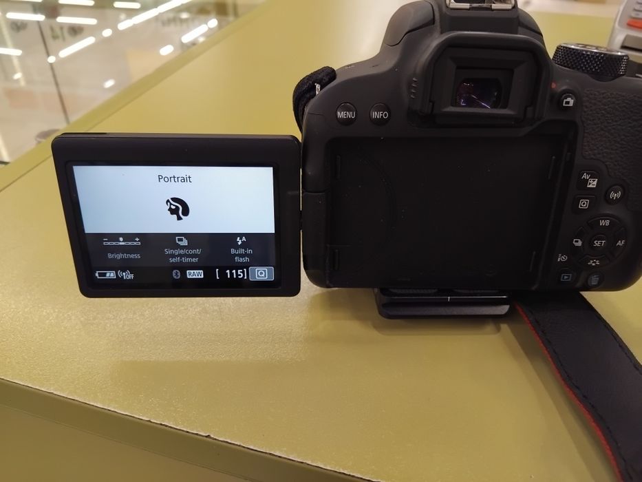 Фотоапарат Canon EOS 800D + 2 обектива + оригинален статив