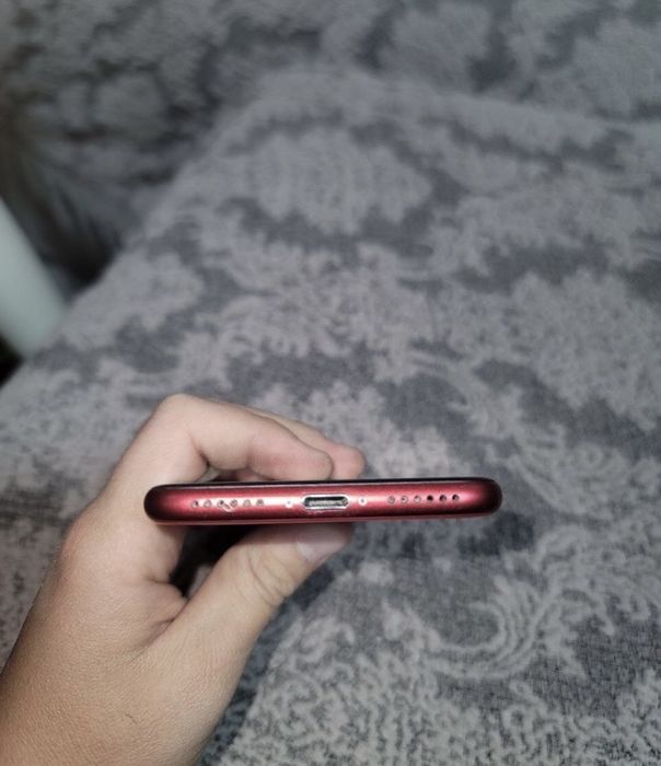 Iphone se 2020 rangi qizil