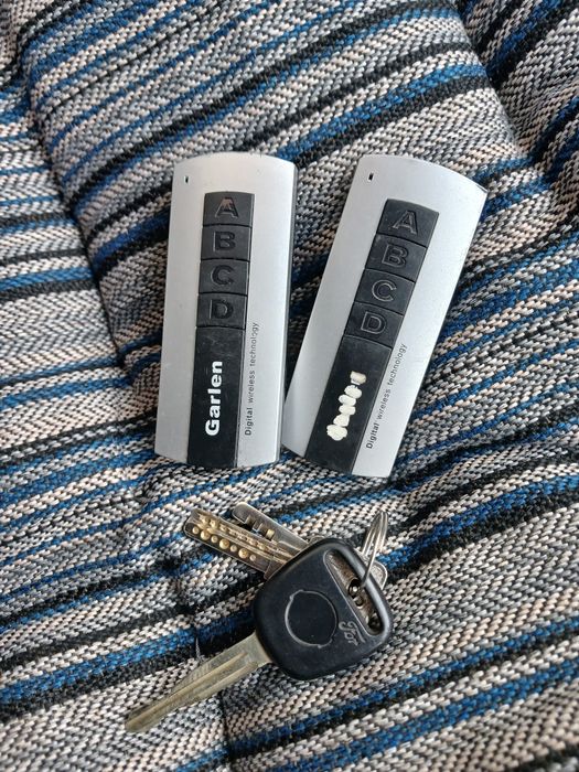 Продам 2-шт пульта