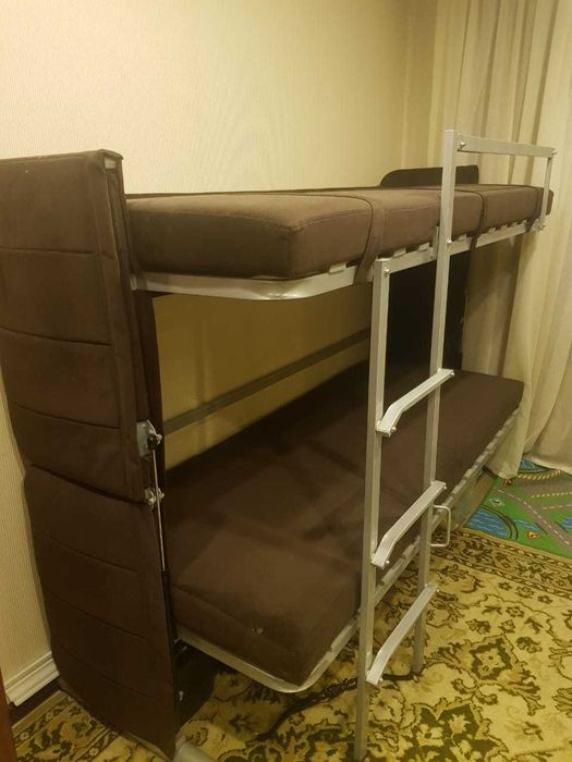 Продается диван-кровать трансформер. 2х ярусный.
Съемные чехлы.