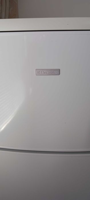 Хладилник с горен фризер Electrolux