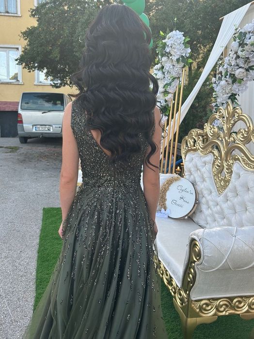 Продавам дълга официална рокля